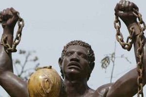 Sculpture d’un esclave qui se libère des chaînes de la traite négrière à Gorée. © AFP