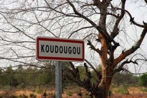 L’entrée du village de Koudougou, avec son panneau indicateur, le 22 avril 2011 au Burkina. © AFP