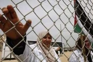 Une femme au terminal frontalier de Rafah. © AFP