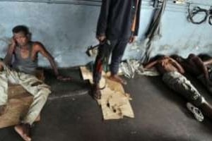 Des miliciens pro-Gbagbo prisonniers à Yopougon dans la banlieue d’Abidjan, le 28 avril 2011. © AFP