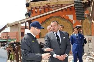 Le roi Mohammed VI du Maroc en visite au café Argana, à Marrakech, le 30 avril. © AFP