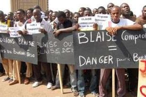 Des partisans de l’opposition burkinabè manifestent, le 30 avril 2011 à Ouagadougou. © AFP