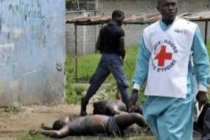 Des employés de la Croix-Rouge recueillent des cadavres à Abidjan, le 4 mai 2011. © AFP
