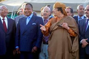 Kaddafi entouré de trois présidents émissaires de l’UA, le 10 avril 2011 à Tripoli. © Zohra Bensemra/Reuters