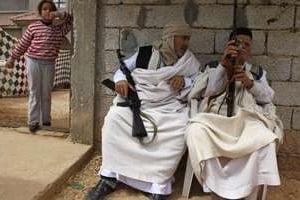 Membres d’une tribu libyenne loyale à Mouammar Kaddafi. © Reuters