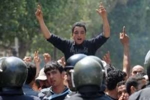 Des manifestants tunisiens face aux forces de l’ordre, le 6 mai 2011 dans le centre de Tunis. © Fethi Belaid / AFP