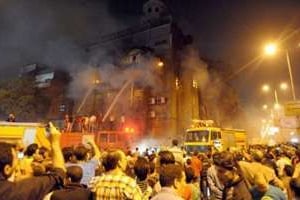 Les pompiers s’emploient à éteindre l’incendie d’une église au Caire, le 7 mai. © AFP