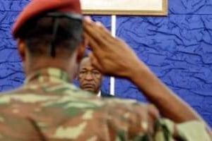 Comme en 1999, en 2006 ou en 2007, l’armée pose des problèmes à Blaise Compaoré. © Ahmed Ouoba / AFP