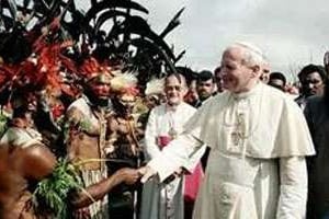 Le pape Jean-Paul II lors d’une visite en Afrique. © D.R.