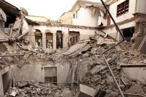 Un quartier de Tripoli détruit après les frappes de l’Otan, le 30 avril 2011. © Mahmud Turkia/AFP