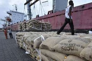 Un navire est chargé de sacs de cacao, le 10 mai 2011, dans le port d’Abidjan. © AFP