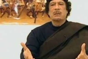 Le colonel Kaddafi lors de sa dernière apparition publique, le 30 avril. © Libyan TV