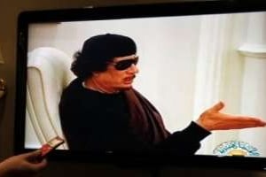 Kaddafi apparaissant à la télévision libyenne le 11 mai 2011. © AFP