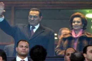 Hosni Moubarak et son épouse Suzanne au Caire, le 20 janvier 2006. © AFP