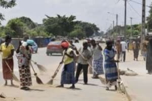 Des balayeuses s’affairent dans une rue de Yopugon à Abidjan, le 14 mai 2011. © Sia Kambou / AFP