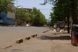 Une rue vide à Ouagadougou près d’un commissariat assiégé par des mutins, le 28 avril 2011. © Ahmed Ouoba / AFP / Archives