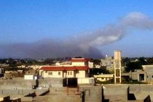 De la fumée s’échappe après une explosion dans une banlieue de Tripoli, le 15 mai 2011. © AFP/Mahmud Turkia