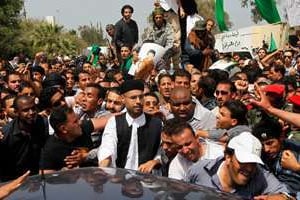 Seif el-Islam au milieu de la foule, lors des obsèques de son frère. © Reuters