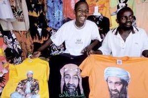 Vente de tee-shirts à l’effigie de Ben Laden sur l’île de Zanzibar (Tanzanie), en août 2006. © REX/Sipa
