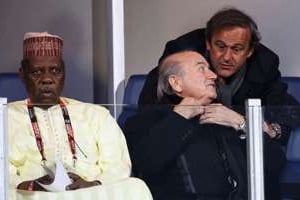 Issa Hayatou, avec « Sepp » Blatter et Michel Platini, en 2010. © Fifa