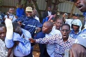 L’opposant Kizza Besigye, lors de son interpellation, le 28 avril à Kampala. © Stephen Wandera/AP/Sipa