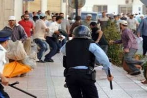 Des policiers poursuivent des manifestants, le 22 mai 2011 à Rabat. © Abdelhak Senna/AFP