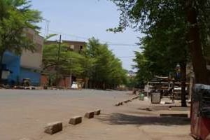 Une rue vide à Ouagadougou près d’un commissariat assiégé par des mutins, le 28 avril. © AFP