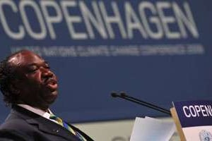 Ali Bongo Ondimba à la tribune au sommet de Copenhague, en décembre 2009. © Attila Kisbenedek/AFP