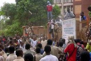 Des étudiants burkinabè manifestent dans les rues de Ouagadougou, le 23 mai 2011. © AFP