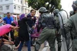 Des policiers marocains dispersent des manifestants, le 29 mai 2011 à Casablanca. © AFP