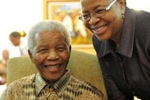 Nelson Mandela et sa femme Graca Machel le 16 mai 2011 à Johannesburg. © AFP
