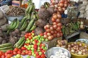 Sur les étals de Libreville, les fruits et légumes, en gande partie importés, restent trop chers. © D.R.