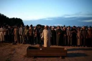 Des rebelles libyens enterrent l’un des leurs, tué au combat, le 31 mai 2011. © AFP
