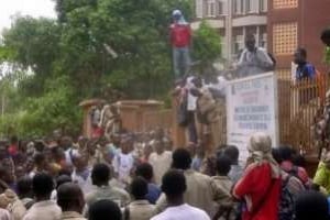 Des étudiants burkinabè manifestent dans les rues de Ouagadougou le 23 mai 2011. © Ahmed Ouoba / AFP / Archives