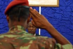 Un soldat salue le président burkinabè, le 1er avril 2011 à Ouagadougou. © AFP