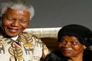 Nelson Mandela et Albertina Sisulu à Johannesburg, en 2003. © AFP