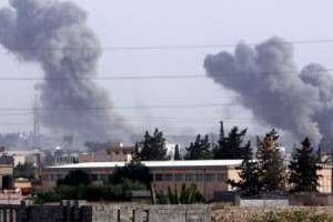 Colonnes de fumées à Tajura, banlieue de Tripoli, après les frappes de l’Otan, le 4 juin 2011. © AFP