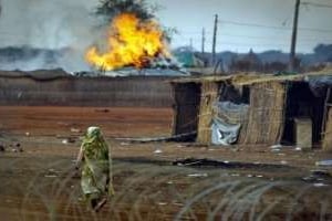 Une maison en feu, Abyei, le 28 mai 2011. © Stuart Price/AFP