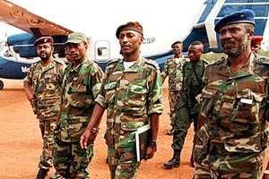 Joseph Kabila (2e à g.) et Faustin Munene (à dr.) en août 1998, à Matadi. © Issouf Sanogo/AFP