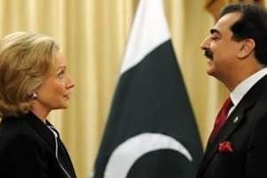 Hillary Clinton et le Premier ministre pakistanais Yousuf Raza Gilani. © AFP