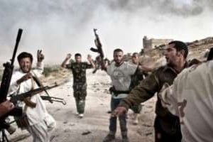 Des rebelles libyens entourent des soldats loyaux à Kadhafi, le 7 juin 2011. © AFP