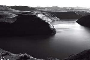 Barrage du Katse Dam (Lesotho) où cinq travailleurs ont été exécutés par la police. © Santu Mofokeng