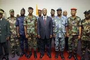 Le président Ouattara avec les gradés qui ont fait allégeance, le 12 avril. © AFP