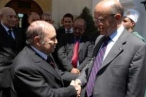 Alain Juppé (D) est reçu le 16 juin 2011 par le président algérien Abdelaziz Bouteflika. © AFP