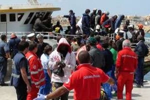Des immigrants libyens débarquent sur l’île italienne de Lampedusa, le 19 avril 2011. © AFP