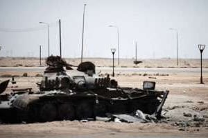 Un tank détruit à Ajdabiya, le 11 juin dernier. © AFP
