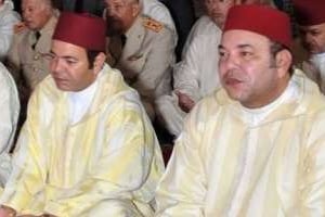 Le roi Mohammed VI et le prince Moulay Rachid prient dans une mosquée de Rabat, le 17 juin 2011. © AFP