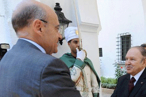 Abdelaziz Bouteflika reçoit Alain Juppé. © AFP