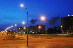 Les besoins énergétiques pour l’éclairage public augmentent, comme ici à Bata. © RVDM/Les Éditions du Jaguar