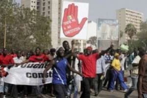Des manifestants brandissent une pancarte: touche pas à ma constitution le 23 juin 2011 à Dakar. © AFP